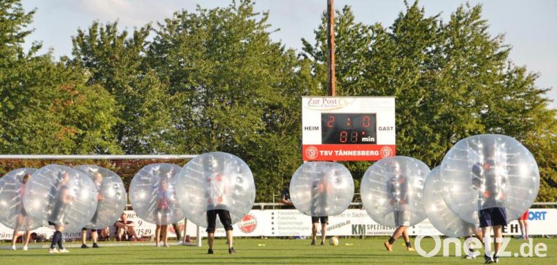 Mit &quot;Bubble Soccer&quot; hat der TSV Tännesberg für sein Jubiläum einen Volltreffer gelandet: Spaß und Freude am laufenden Band. Bild: es
