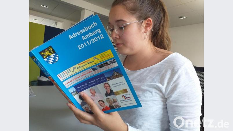 So wie Michelle geht es vielen – das Amberger Adressbuch, das zu Hause oder im Job herumliegt, ist nicht mehr aktuell. Die Stadt bringt deswegen eine neue Auflage auf den Markt. Wer nicht mit Namen und Anschrift darin veröffentlicht werden will, kann das noch verhindern. Doch dafür ist nicht mehr viel Zeit. Bild: tk