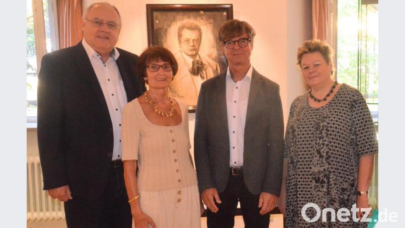 Bürgermeister Lothar Höher, die beiden Vorstandmitglieder des Freundeskreises der Max-Reger-Tage, Waltraud Koller-Girke und Dr. Horst Petzold, und Stadtarchivarin Petra Vorsatz (von links) vor einem Portrait Max Regers. Bild: Kunz