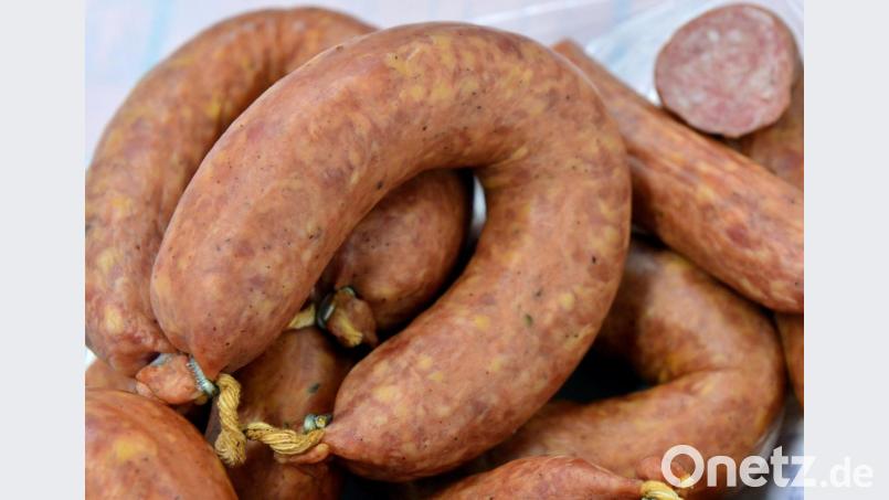 Fleisch und Wurst, wie auf diesem Symbolbild, übersähten die A93 nach einem Unfall. Symbolbild: Martin Schutt/dpa-Zentralbild/dpa