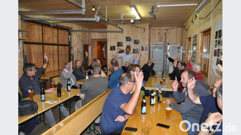 Vorsitzender Hermann Schraml ließ über die Neuausrichtung des Feuerwehrvereins Fortschau-Kuchenreuth abstimmen. Künftig soll die Traditionspflege im Mittelpunkt stehen. Bild: ak
