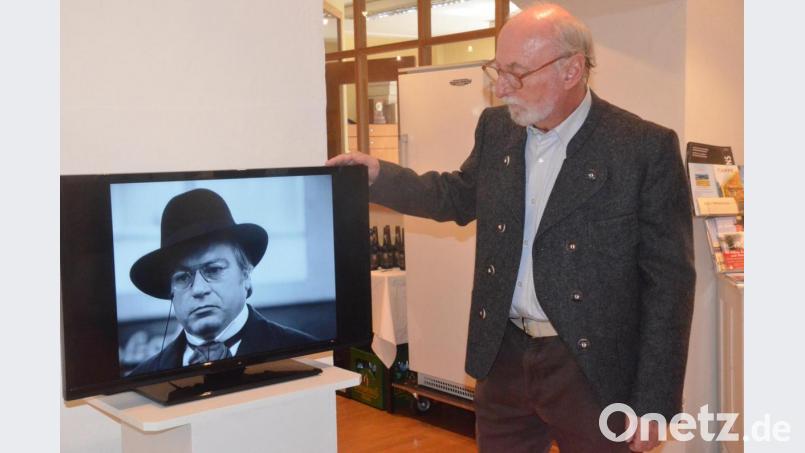 Der langjährige Kameramann beim Bayerischen Rundfunk, Gerard Steinbeck, zeigt seinen 1978 produzierten Schwarz-Weiß-Film über einen Spaziergang durch die Max-Reger-Stadt mit Günter Strack. Bild: Kunz
