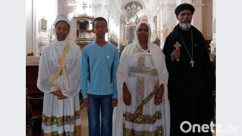 Pater Maru (rechts) kommt ursprünglich aus Äthiopien. Er und seine Familie von links, Mariyam, Musi und Mulu sind regelmässige Gottesdienstbesucher in der Basilika. Die Jubiläumsfeier ließen sie sich natürlich nicht entgehen. Bild: tr