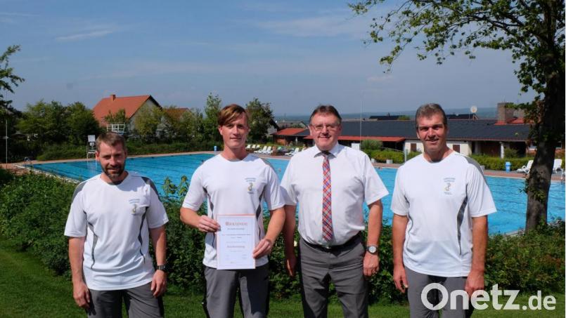 Bürgermeister Hans-Martin Schertl (Zweiter von rechts) und die beiden Schwimmmeisterkollegen Albert Friedrich (rechts) und Gerhard Schertl (links) gratulieren Sandro Schnellinger (Zweiter von links) zur bestandenen Prüfung. Auch ansonsten waren die Verantwortlichen mit dem Zuspruch des Freibads heuer zufrieden. Bild: Stefanie Gradl