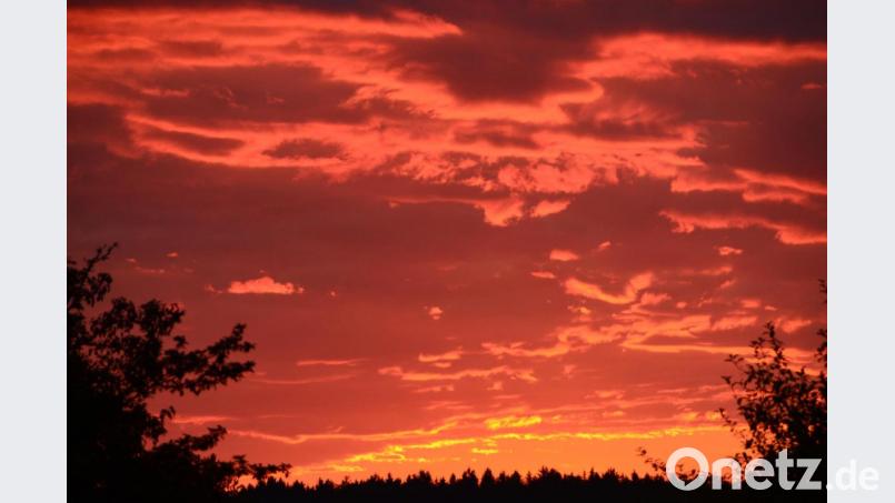 Am Freitagabend wurde von Bürgermeister Andreas Wutzlhofer das Königreich Oberlind ausgerufen. Dazu schickte der Himmel gleich die angemessene Abendstimmung. Bild: dob