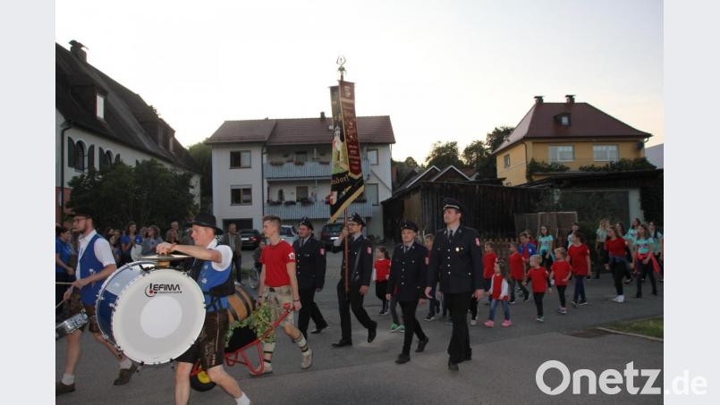 Der Jubelverein des nächsten Jahres, die Feuerwehr Rottendorf marschriete zu den Klängen der Edelweißkapelle Pertolzhofen bei der Nidermuracher Feuerwehr zum Patenbitten auf. Bild: frd