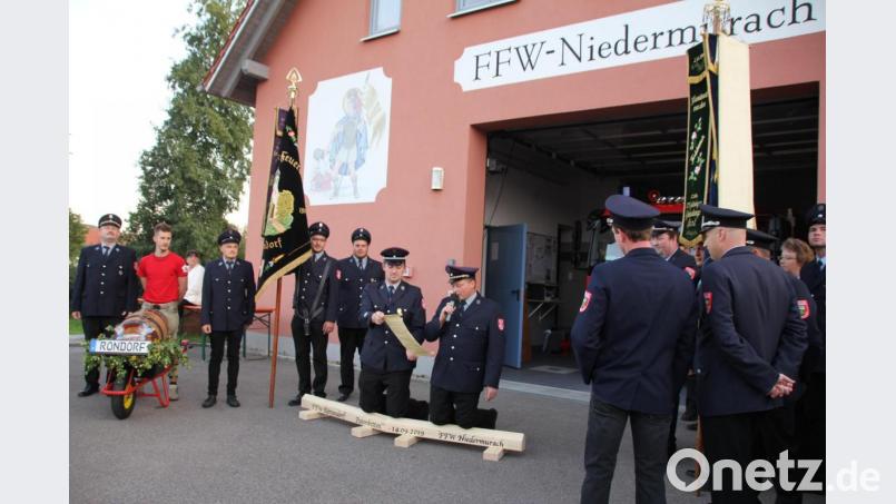 Erst einmal hieß es „Holzscheitelknieen“, dann konnte der Vorsitzende der Rottendorfer Wehr, Reinhard Schneeberger (knieend rechts), das Anliegen seiner Wehr vorbringen. Bild: frd