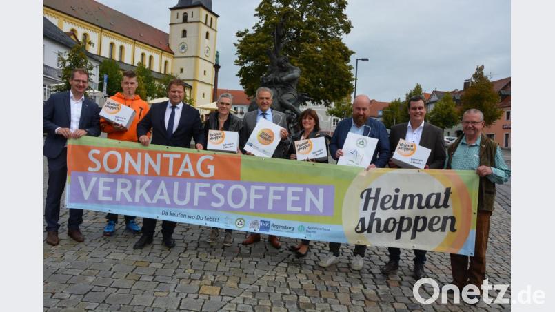 Vorgestellt wurde jetzt „Heimatshoppen“, eine Initiative der IHK Regensburg. Aus dem Stiftland nehmen die Einkaufsstädte Mitterteich und Tirschenreuth teil. Auftakt ist am kommenden Wochenende in Mitterteich, beendet wird die Aktion am 27. Oktober in Tirschenreuth. Bei der Vorstellung mit dabei waren (von links) Dr. Matthias Segerer (IHK), Marcus Fürst (Tirschenreuther Inforunde), Mitterteichs Gewerbefördervereinsvorsitzender Stefan Grillmeier, Doris Rösch (Tirschenreuther Inforunde), Bürgermeister Roland Grillmeier, Hanka Richter-Bossner, Holger Paschedag (Gewerbeförderverein Mitterteich), Florian Rieder (IHK) und Gerhard Lang. Bild: jr