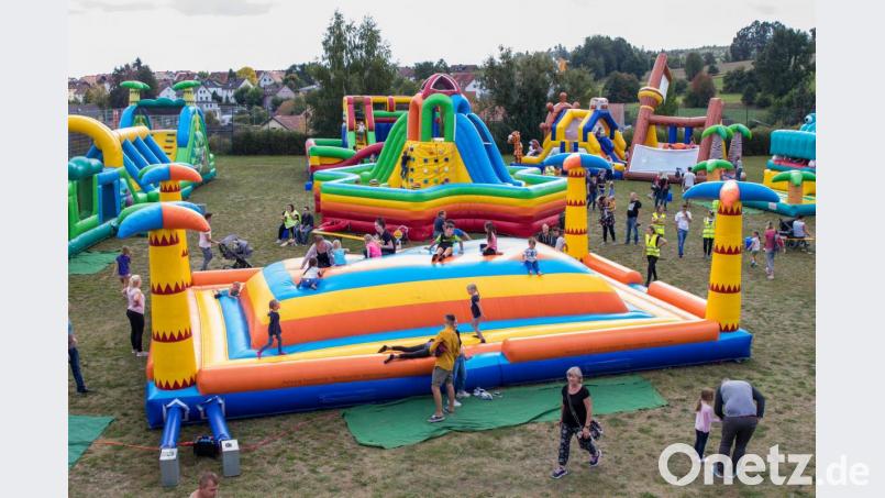 Über ein Dutzend Hüpfburgen sind auf dem Sportplatz hinter der Mehrzweckhalle aufgebaut. Bild: sml