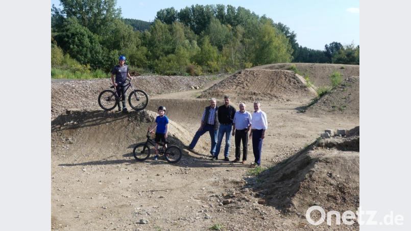 Bürgermeister Joachim Neuß (rechts) führt ein Eschenbacher &quot;Erkunderteam&quot; durch den &quot;Dirtpark&quot; Auerbach. Bild: rn