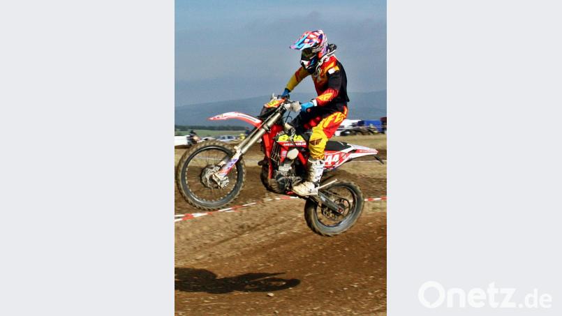 Aufnahmen aus den Starts der Motocrossräder, Auf der Strecke, mit Quads oder den Crosszweirädern. Da wurde es schon mal eng in den Kurven. Dazu Sprünge über die Hügel. Bild: zer