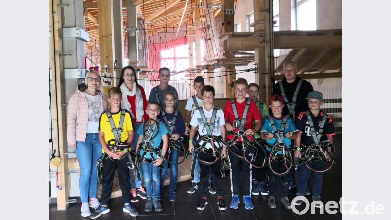 Für die Kinder und Betreuer - Christine Smith, Tanja Groß, Bürgermeister Jürgen Kürzinger und Ehefrau Evelin (von links) - wird der Ausflug im Ferienprogramm zu einem schönen kurzweiligen Tag, der nach einer Wiederholung im nächsten Jahr ruft. Bild: lep