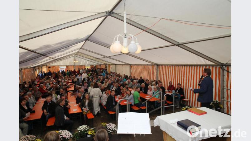 Steinwald-Allianz-Vorsitzender Bürgermeister Hans Donko (rechts) begrüßte nach dem Gottesdienst im Festzelt die Gäste. Bild: njn