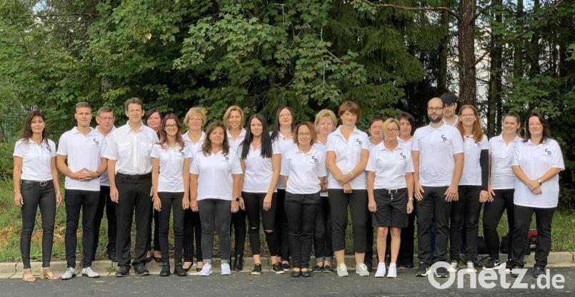 Aus dem Familienbetrieb ist in den vergangenen drei Jahrzehnten ein ansehnlicher Mittelstandsbetrieb im Bereich Siebdruck im Gewerbepark auf dem Aichaberg entstanden. Im Bild (von links) Sonja und Max Diergarten mit der Belegschaft. Bild: Sonja Diergarten