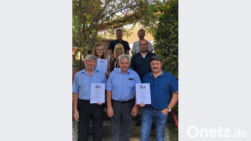 Treue KSC-Mitglieder wurden beim Gartenfest ausgezeichnet. Im Bild (vorne von links) Willibald Roth (25 Jahre), Helmut Weiß (50 Jahre) und Wolfgang Fischer (10 Jahre) sowie (Mitte von links) Verena Fischer (10 Jahre), Ramona Nurtsch-Ditz (25 Jahre) und Vorsitzender Andreas Benesch und (hinen von links) Josef Fischer und Harald Friedl. Bild: ws