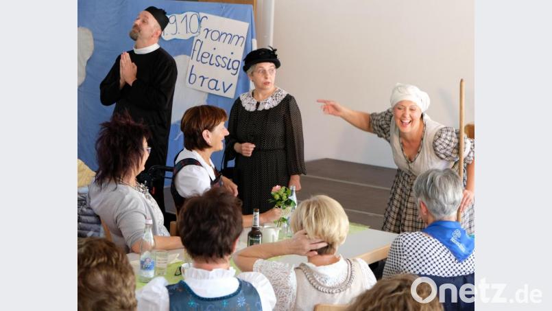 „Fromm, fleißig und brav“: So will man die Mitglieder der Katholischen Frauenbundes sehen. Dass dieses Bild einer modernen Vereinsausrichtung nicht mehr entspricht, machen Hubert Treml, Burgl Wittmann und Kirstin Rokita (von links) im Theaterstück „Mannomann, dieser Frauenbund“ humorvoll deutlich. Bild: mab