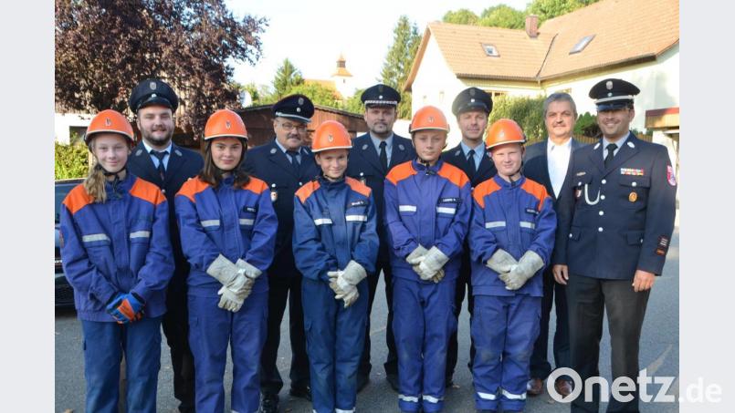 Fünf Jugendliche der Oberlinder Ortsteilwehr haben sich der Prüfung zur Jugendflamme 1 unterzogen. Kommandant Markus Kindl (rechts) zeigte sich über den Eifer der Nachwuchskräfte mit den Abnahmeberechtigten und Vereinskameraden sowie Bürgermeister Andreas Wutzlhofer (Zweiter von rechts) über den Wissensstand begeistert. Bild: dob