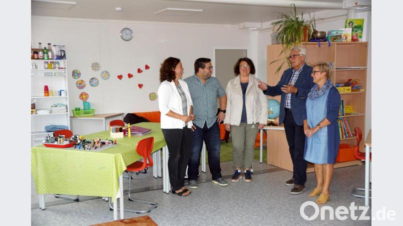 Viel Platz und Licht spenden die drei zu einem Raum zusammengestellten Container. Nicht nur die Schüler, sondern auch Franziska Schubert, Thomas Kaufmann, Claudia Schneider, Josef Hecht und Gudrun Lehner (von links) sind von dem zusätzlichen Angebot begeistert. Bild: bkr