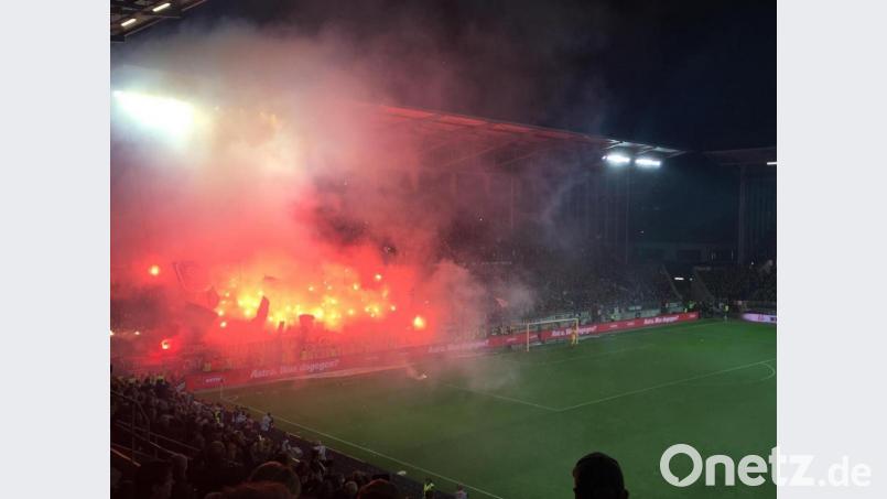 Pyrotechnik im Gästeblock. Bild: we
