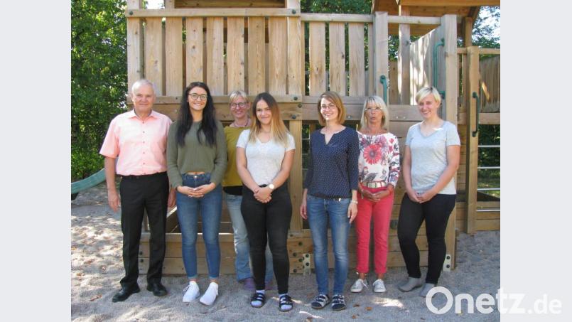 Bürgermeister Günter Kopp (links), Mirjam Kuhbandner (Dritte von links), Geschäftsleiterin Kathrin König und Mobile-Leiterin Ingrid Hoffmann freuen sich, dass Stephanie Kaufmann, Selina De Luca sowie Celina Unglaub (von rechts) das Kindergartenteam verstärken. Bild: exb