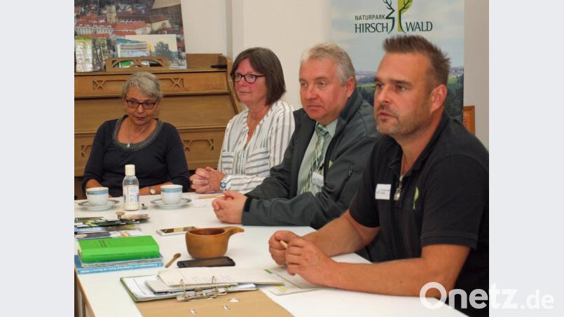Zum ersten Naturpark-Rangertreffen in der Oberpfalz konnten beim Naturpark Hirschwald Geschäftsführerin Isabel Lautenschlager, Vorsitzendender Bürgermeister Markus Dollacker und Ranger Christian Rudolf (ab Zweiter von links) zahlreiche Teilnehmer begrüßen. Links im Bild die bei der Regierung der Oberpfalz für die Förderung der Naturparke zuständige Dagmar Seewaldt-Bösl. Bild: sön