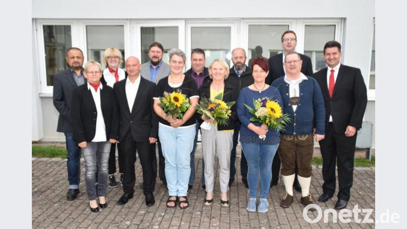 Wittilo Winter (Zweiter von rechts) ist seit 40 Jahren im Rettungsdienst des Bayerischen Roten Kreuzes tätig. Kreisgeschäftsführer Sandro Galitzdörfer (rechts) und seine Stellvertreterin Edeltraud Sperber (vorne, links) gratulierten auch den zehn Mitarbeitern, die 25 Jahre dabei sind. Bild: hcz