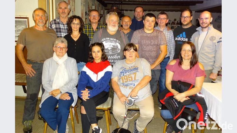 Dicht umringt von seinen Judo-Sportkameraden feierte Rudi Pieleck (Mitte) beim "Schloßwirt" in Altenstadt seinen 70. Geburtstag. Bild: dob
