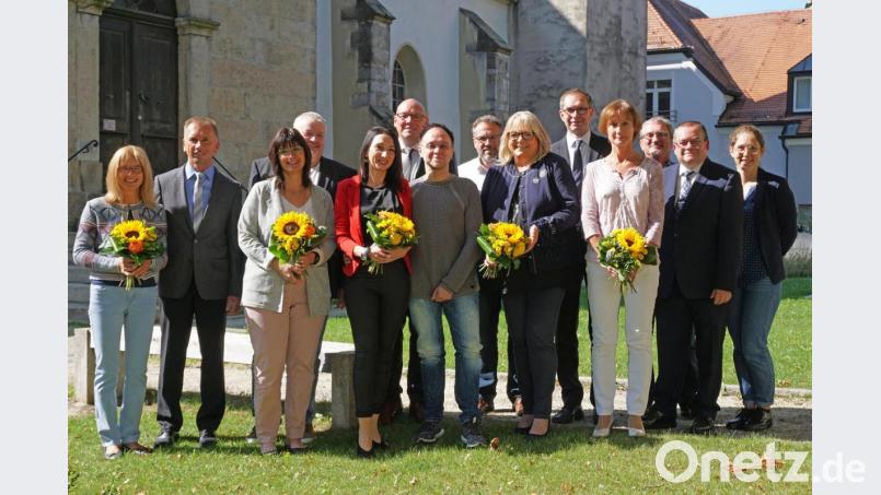 Dienstjubiläen bei der Stadt Marktredwitz (von links): Petra und Stefan Reichel, Tanja und Reinhard Schwintek, Olena Kahaniuk, Oberbürgermeister Oliver Weigel, Uwe Kuchenbäcker, Stadtkämmerer Markus Brand, Margit Denzner, Michael Fuchs (stellv. Leiter Ordnungsamt), Sabine Hecht, Lothar Friedmann (Leiter Hauptamt), Personalratsvorsitzender Roland Sommer und Franziska Friedrich (Leiterin Personalamt) . Bild: Pressestelle Stadt Marktredwitz