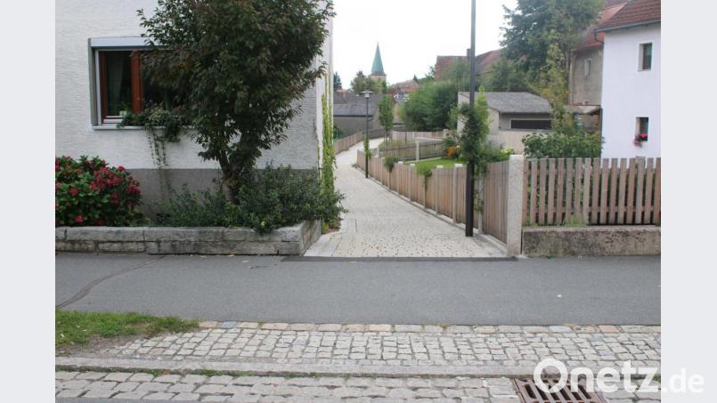 Wer hier mit dem Auto durch will, braucht schon Mut. Die Verbindung von Alter Pfarrgasse und Pressather Straße ist eng und nicht für Autos gedacht. Bild: sne