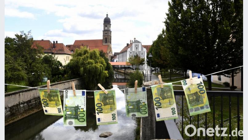 100-Euro-Scheine flattern im Wind über der Vils. Doch in Amberg gibt es nicht so viele Einkommensmillionäre wie beispielsweise in Weiden und auch im Landkreis haben nicht so viele Spitzenverdiener so viel Geld, dass sie es auf die Wäscheleine nach draußen hängen müssten. Bild: Petra Hartl