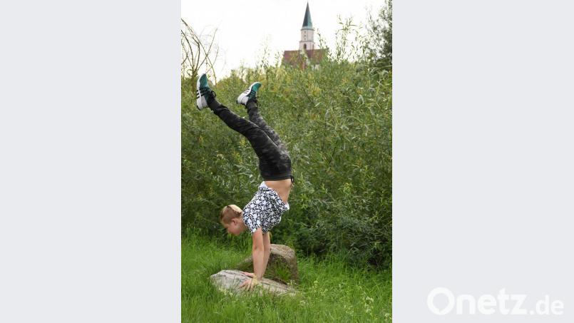 Einen Handstand legt der begeisterte Turner und Tänzer ohne Aufwärmen fast überall hin. Bild: eya
