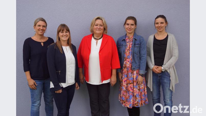Rektorin Christine Schneider (Mitte) begrüßte die neuen Lehrkräfte (von links) Britta Wagmann, Lisa Strahberger, Verena Hien und Melanie Kammerl. Katharina Schütz ist nicht im Bild. Bild: weu