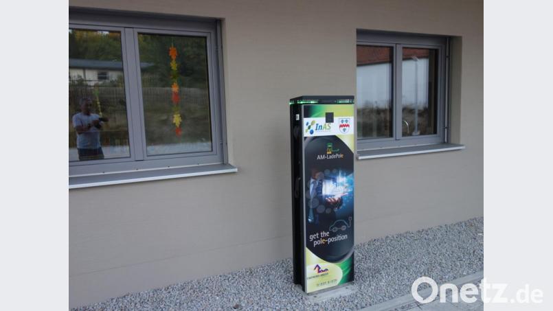 Zum Betrieb der drei E-Ladesäulen - hier die neue an der Kinderkrippe - wurde von der Gemeinde mit der InAS ein Vertrag geschlossen. Bild: tra