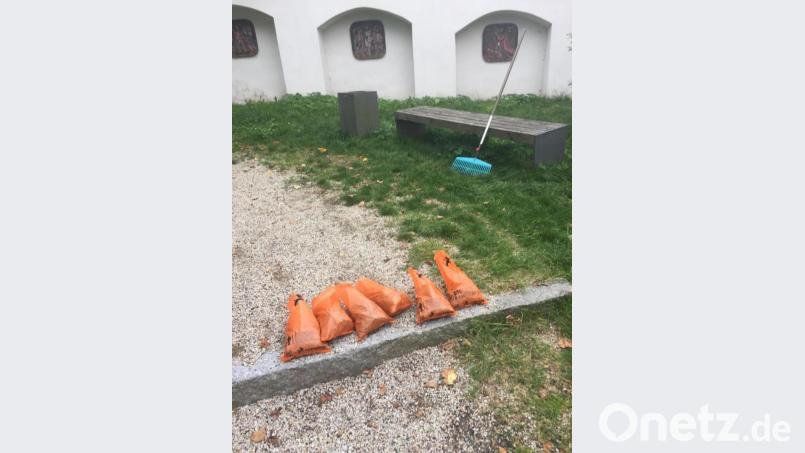 Haufenweise Häufchen: Für die Pflege des Rosenkranzweges wird von den Mitgliedern des Gartenbauvereins viel abverlangt. Bild: hä