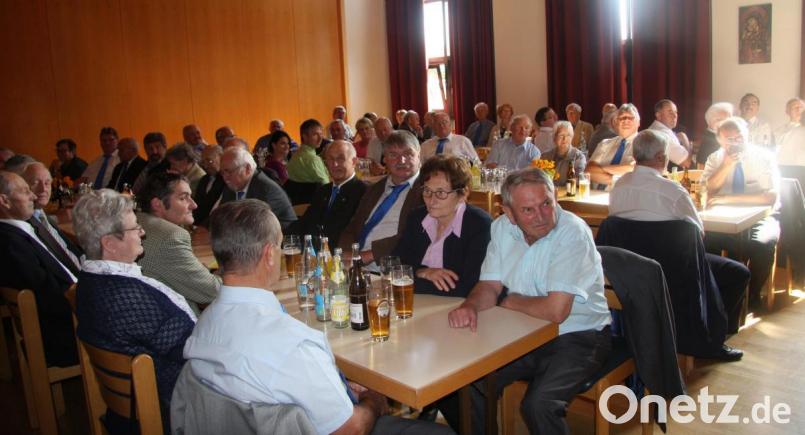 Das Wiesauer Pfarrheim war bis auf den letzten Platz gefüllt. Nach den Ansprachen wartete draußen im Foyer bereits das Mittagessen. Bild: wro