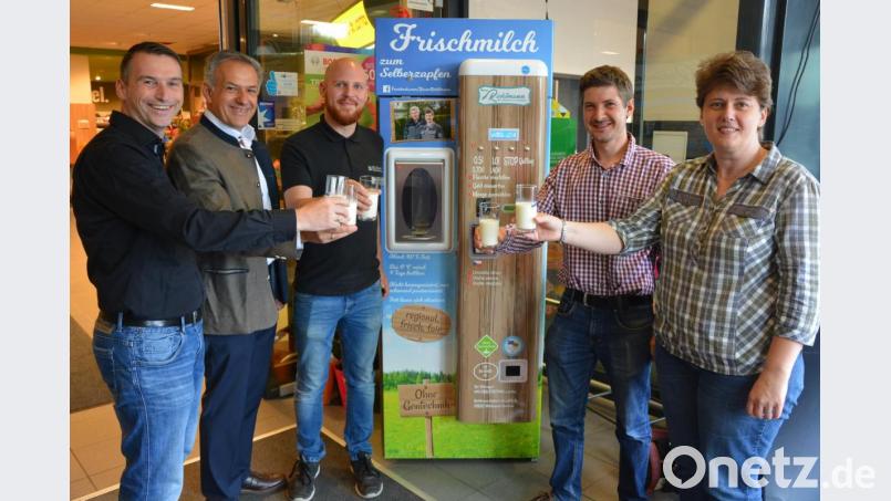 Ein Prosit auf den neuen Milch-Zapfautomaten, der seit Montag im Edeka-Markt in Mitterteich steht. Von links Stefan Legat, Bürgermeister Roland Grillmeier, Marktleiter Moritz Kuhnle, Landwirt Michael Richtmann und Petra Prölß (AELF Tirschenreuth). Bild: jr