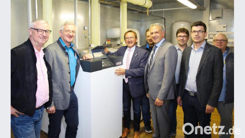 CSU-Bürgermeisterkandidat Johannes Reger (Zweiter von links) und Bürgermeister Hans Donko (Dritter von links) beim Rundgang durch das Blockheizkraftwerk der Stadtwerke. Mit auf dem Bild Landratskandidat Roland Grillmeier sowie die CSU-Kreis- und Stadträte. Bild: njn