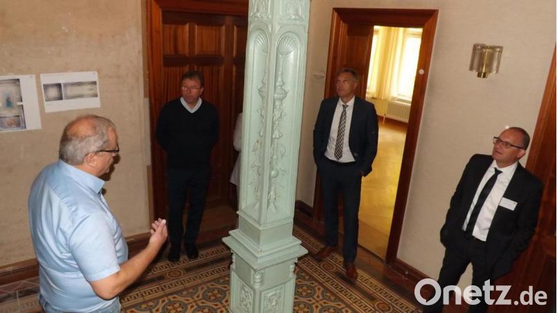 Kurt Giehl (links) informiert die Besucher und Präsident Wolfgang Bauer (Dritter von links) über die anstehenden Bauarbeiten in der Stützelvilla. Bild: trj