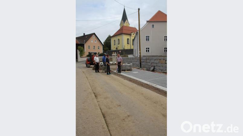 In der „Mühlgasse“ wird derzeit das Pflaster für die Parkplätze eingebaut. Mit der Teerung, so gab Bürgermeister Martin Prey, hier mit Landschaftsarchitekt Korbinian Schönberger und Jakob Kiener von der Kirchenverwaltung bei der Besichtigungsvisite bekannt, wird voraussichtlich erst Anfang bis Mitte Oktober begonnen werden. Bild: frd