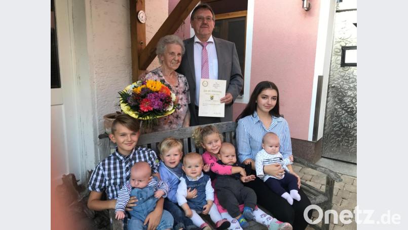 Nicht nur mit den Urenkeln, sondern auch mit Bürgermeister Hans-Martin Schertl feierte Ursula Dietrich ihren 85. Geburtstag. Bild: Stefanie Gradl