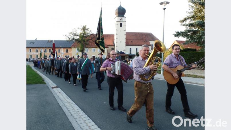 Angeführt vom Musikantenquartett „D`Juxer“ marschieren die Vertreter sowie Abordnungen der welt- und der kirchlichen Vereine von der Pfarrkirche zum Festplatz am Bürgerhaus in der Schulstraße. Bild: br