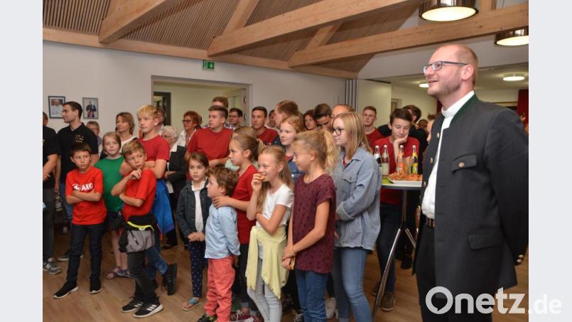 Abschied nehmen fällt nicht immer ganz leicht. Zu spüren war das auf beiden Seiten, bei der Verabschiedung von Kaplan Ulrich Eigendorf. Er ist den Menschen hier mit seiner umgänglichen, freundlichen und humorvollen Art schnell ans Herz gewachsen. Viele Kinder und Jugendliche versammelten sich noch einmal zum Abschied. Bild: dob