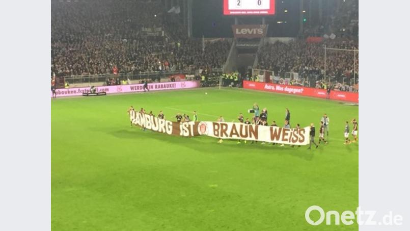 Hamburger Farbenlehre nach dem 2:0-Derbysieg: Die Profis des FC Sankt Pauli tragen ein Banner durchs Stadion. Bild: we