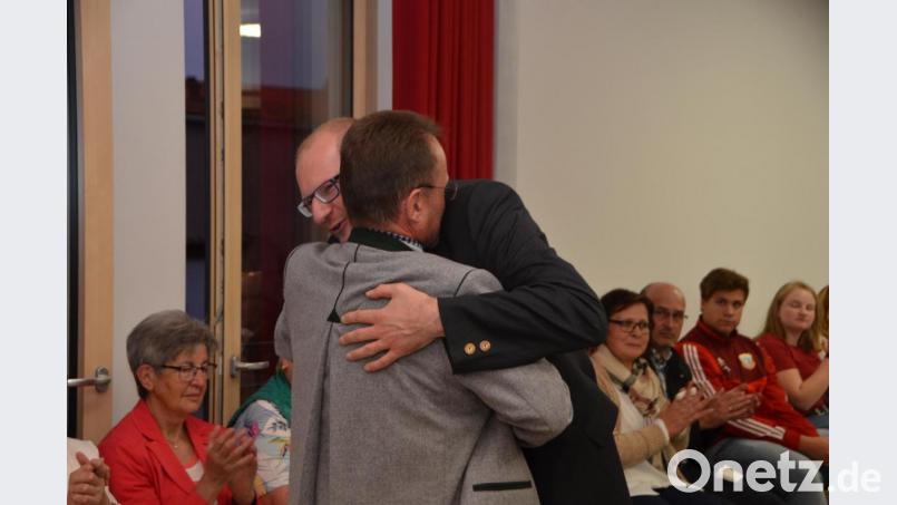 Zwei die sich verstanden. Dekan Alexander Hösl (links) und Kaplan Ulrich Eigendorf haben sich geschätzt. Bild: dob