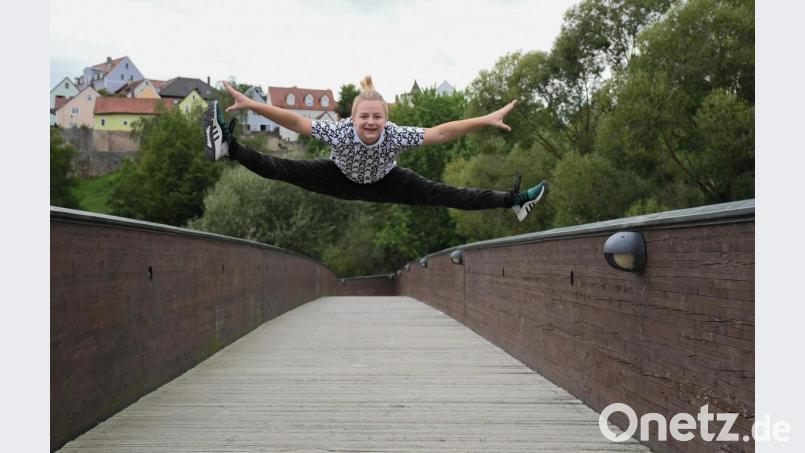 Sebastian Wegmann hebt auch ohne Sprungbrett ab und schafft den Spagat in der Luft. Bild: Freya Stöckl