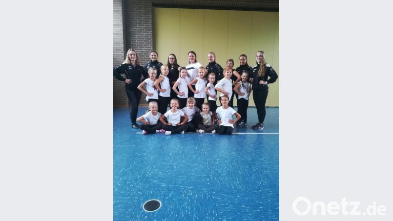 Gemeinsam mit dem Pressather Faschingsverein haben die Mädchen erste Tanzschritte gelernt. Stolz präsentieren sie den Besuchern nun die einstudierte Choreografie. Bild: sne
