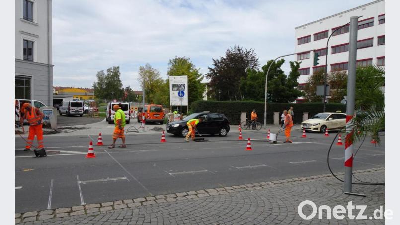 Ein Bautrupp versetzt die Ampel am Josef-Witt-Platz zehn Meter nach links. Bild: Dobmeier