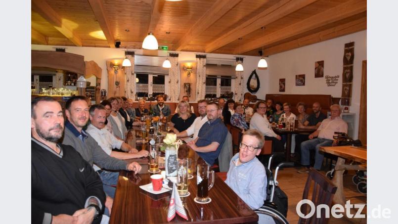 Viel zu erzählen hatten sich die ehemaligen Schüler am Samstagabend in der Zoigl-Lounge - nur für ein schnelles Foto wurden die Gespräche kurz unterbrochen. Bild: fla