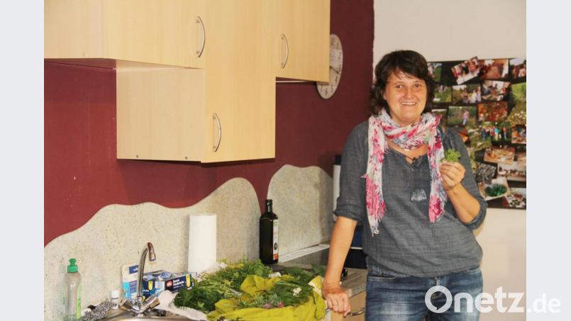 Kräuterexpertin Regina Herrmann zeigte beim Bio-Kochkurs die Einsatzmöglichkeiten von heimischen Kräutern auf. Bild: njn