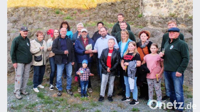 Reinhard Etterer (Zehnter von rechts), Margit Stich (dahinter) und weitere Mitglieder der Kastler Theatergruppe übergaben in der Burgruine eine Spende an HuK-Vorsitzenden Georg Wagner (Siebter von links). Bild: hl